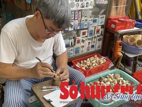 Nửa đời người giữ hồn phố cổ qua nghệ thuật khắc dấu truyền thống