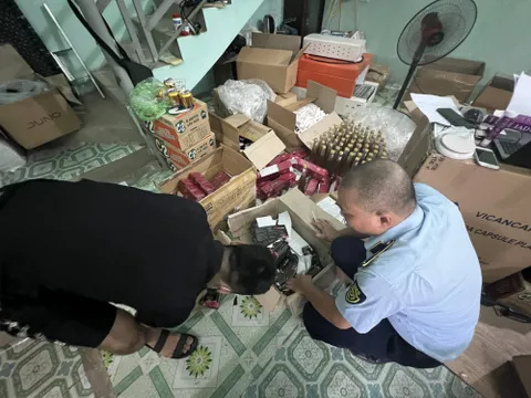 Hà Nội: Bắt quả tang cơ sở sản xuất thực phẩm chức năng giả