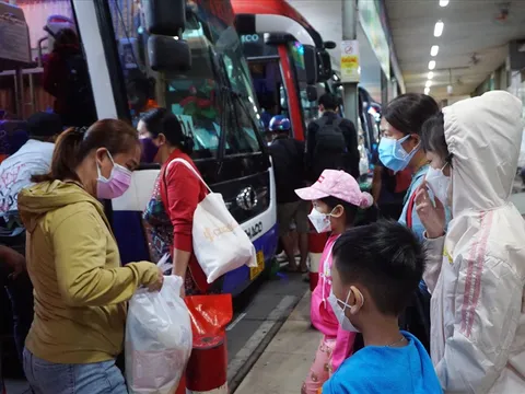 Bến xe chật kín người về quê ăn Tết sau khi bỏ qui định cách ly