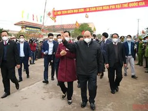 Chủ tịch nước Nguyễn Xuân Phúc xuống đồng cày ruộng tại Lễ Tịch điền Đọi Sơn