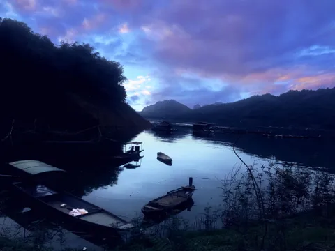 Du ngoạn hồ Hòa Bình, trải nghiệm nét văn hóa xứ Mường