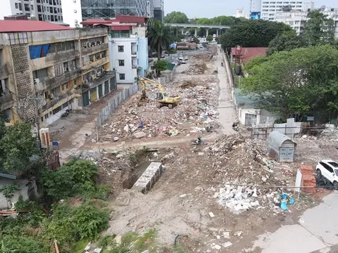 Rác thải 'tắc đường' trên đường Huỳnh Thúc Kháng kéo dài